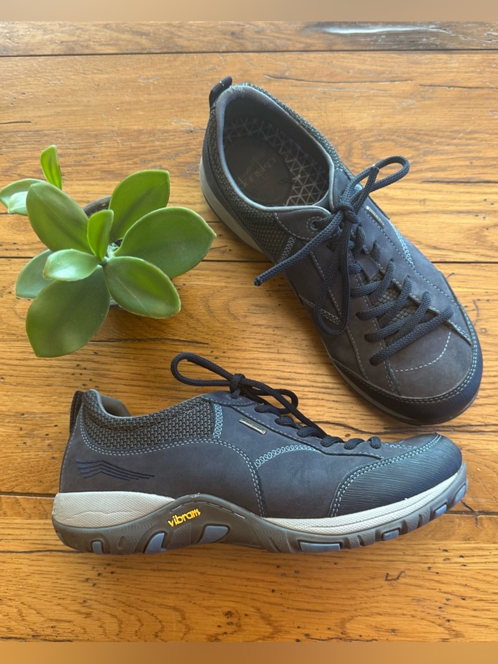 Women’s Dansko Paisley Vibram Waterproof Trail Shoes Blue Size 39. 8.5-9